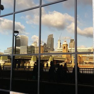 London Skyline Spiegelung im Fenster
