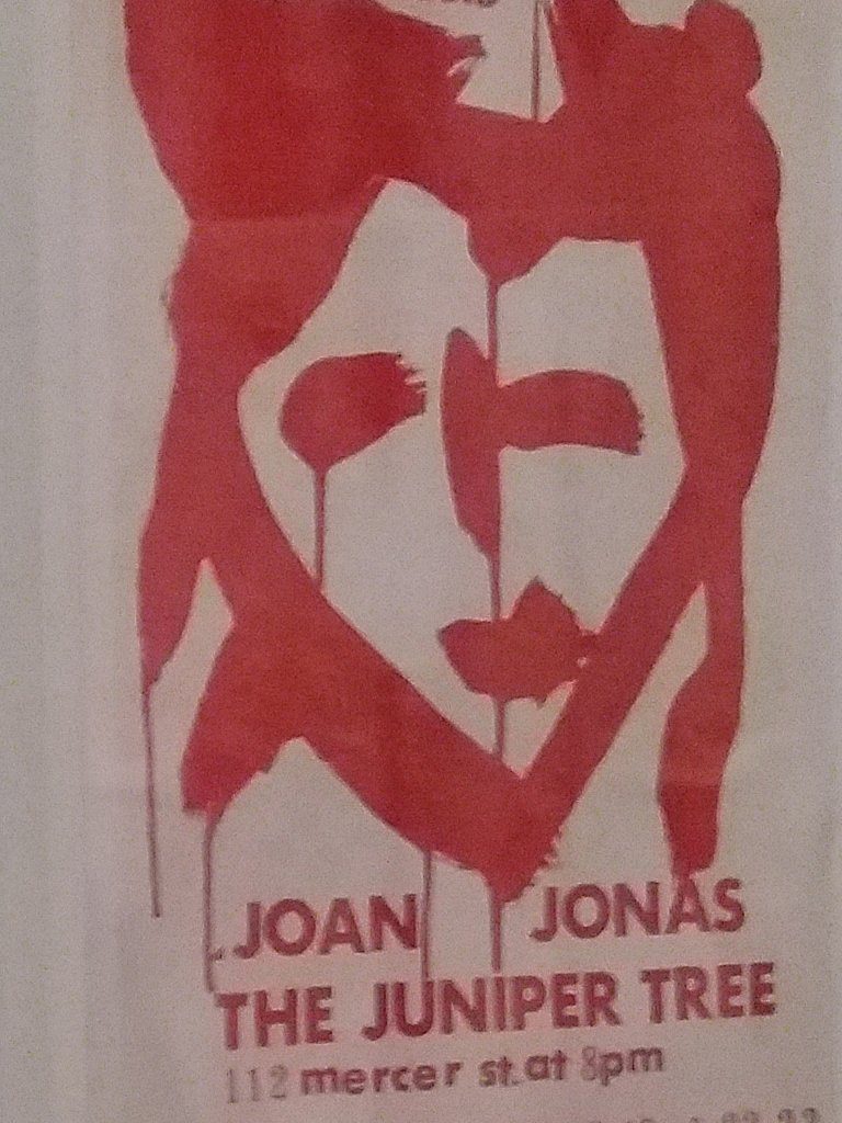 Joan Jonas Ankündigung von The Juniper Tree, ausgestellt in der Ausstellung Joan Jonas in der Tate Modern